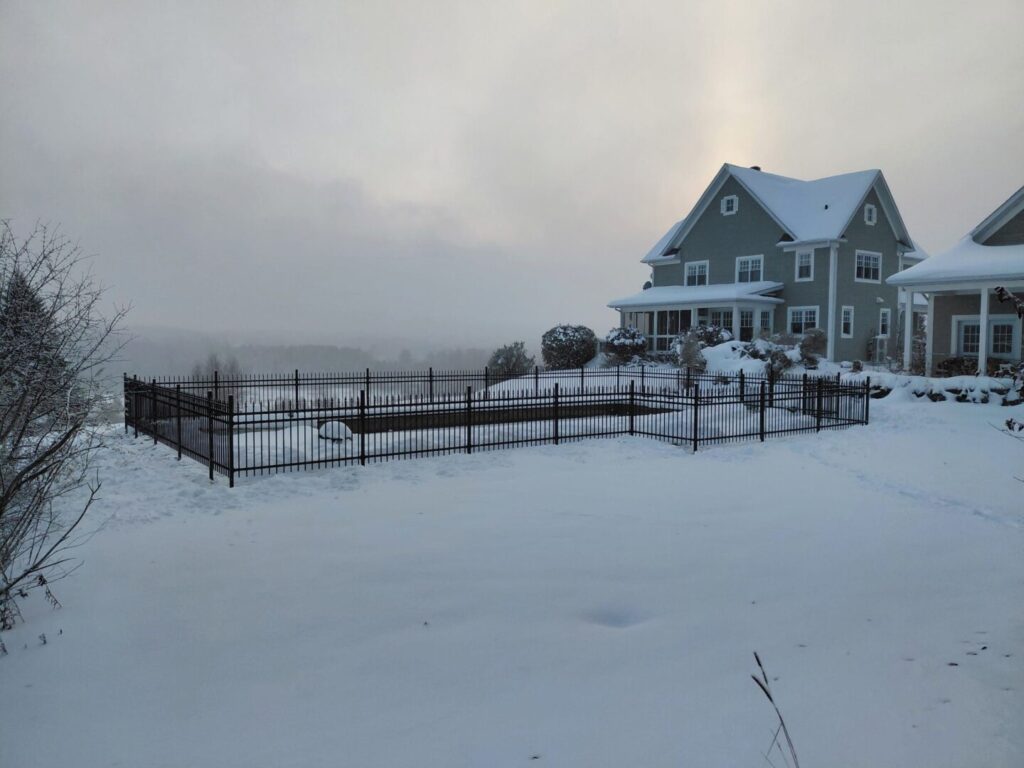 Image principale du projet: Installation de clôture ornementale en hiver